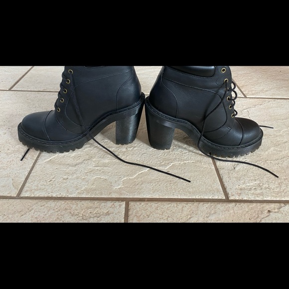 Dr. Martens Black Leather Ankle Boot *Worn Twice* - Picture 3 of 7